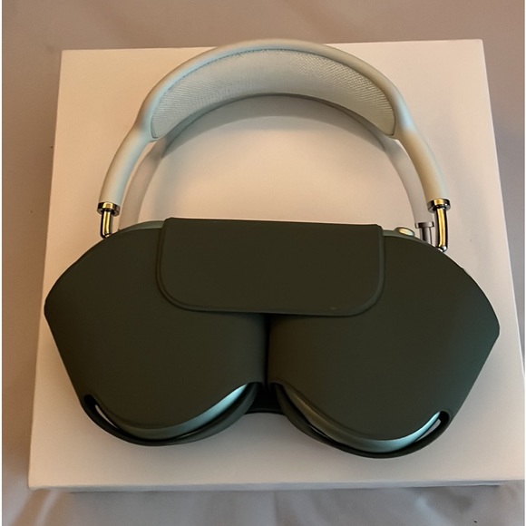 Used (Like New) Apple AirPod Max - Picture 3 of 10